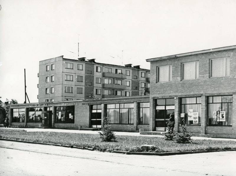 Tallinna Näidislinnuvabriku söökla nõukogude perioodil – kortermaja ja söökla-kauplusehoone